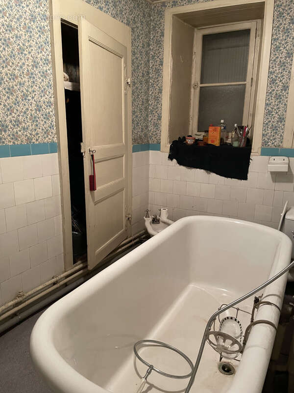 Maison à VIC-SUR-CERE