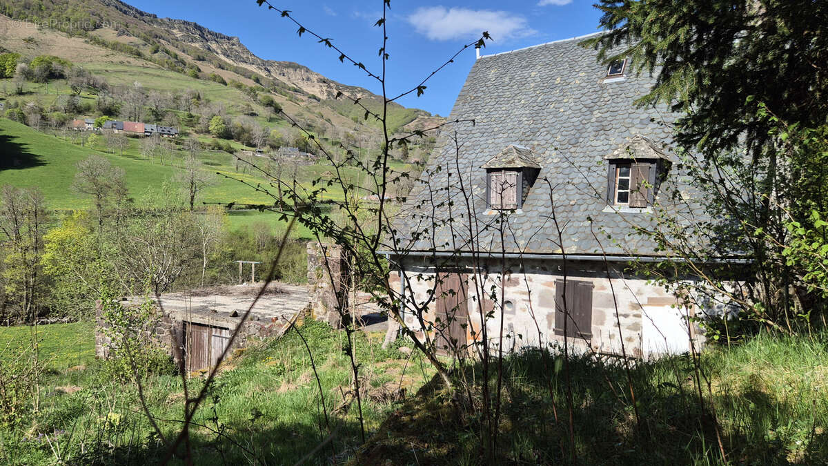 Maison à MANDAILLES-SAINT-JULIEN