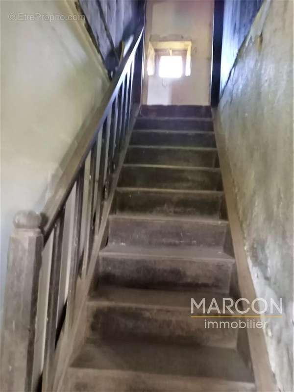 Maison à SAINT-HILAIRE-LE-CHATEAU