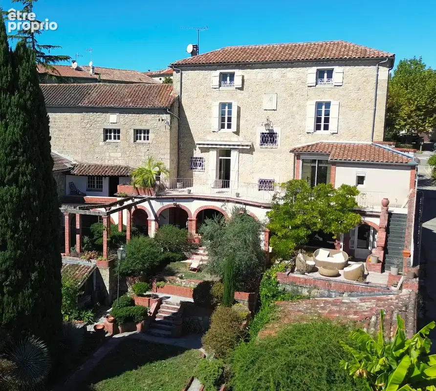 Maison de maître atypique avec maison secondaire, piscine et jardin. - photo 32