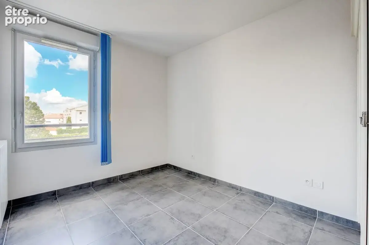   CHAMBRE SANS PLACARD AU CALME 