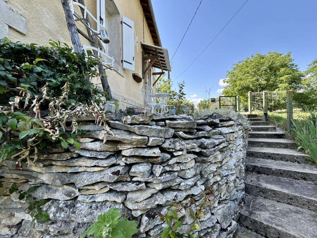 Ancienne maison de garde-barrières avec jardin à Mauprévoir - photo 7