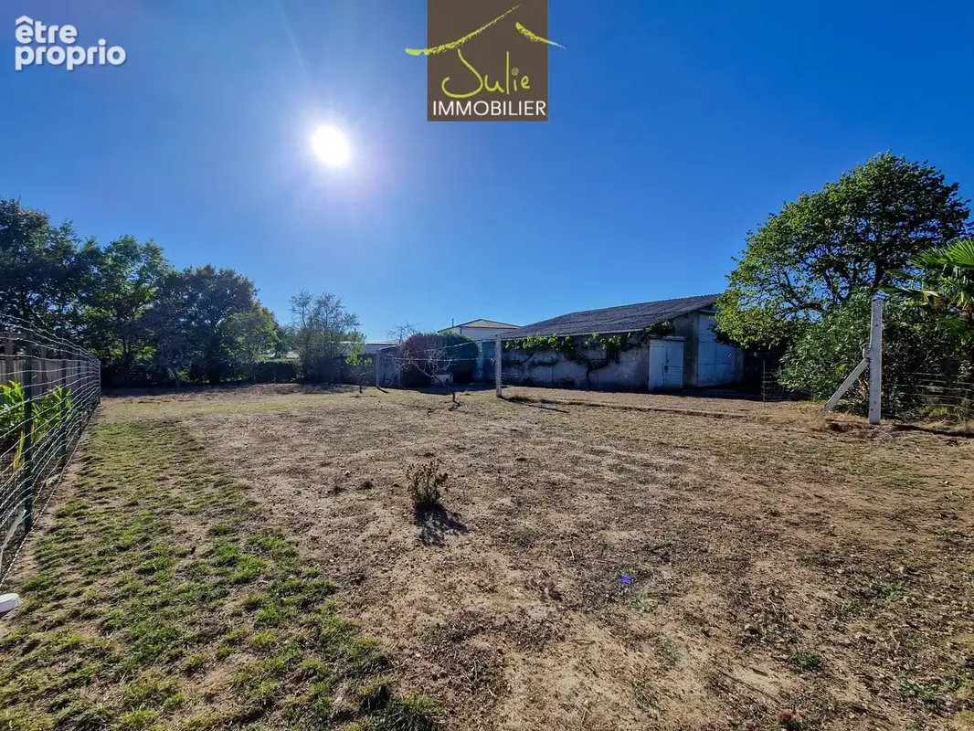 Terrain constructible de 1160m2 avec garage a bressuire - photo 2