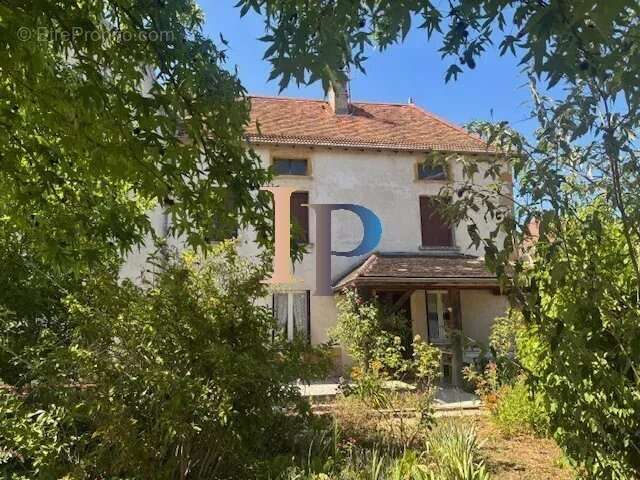 Maison à POUILLY-SOUS-CHARLIEU