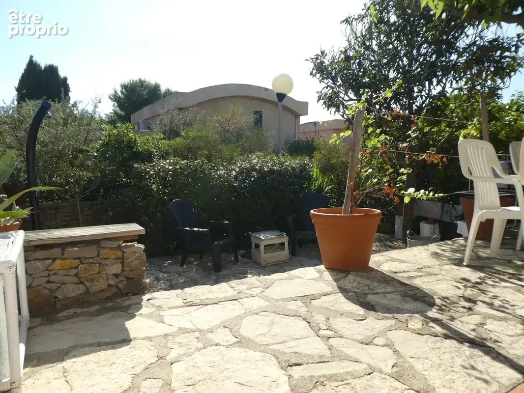 A vendre - gruissan - les hauteurs - secteur tres recherche - pavillon 2 chambres - grande terrasse - parking - photo 6