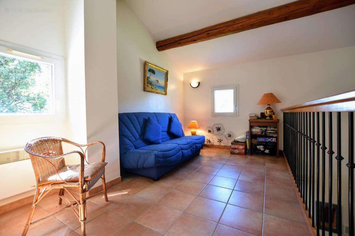 Maison À Vendre - 3 chambres de plain-pied avec piscine, garage et stationnement - photo 14