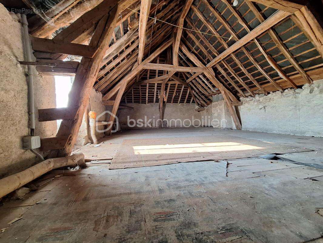 Maison à SAINT-DENIS-DE-L&#039;HOTEL