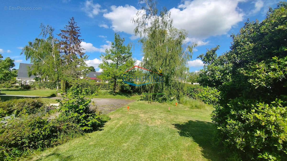 Terrain à SAINT-ETIENNE-DE-MONTLUC