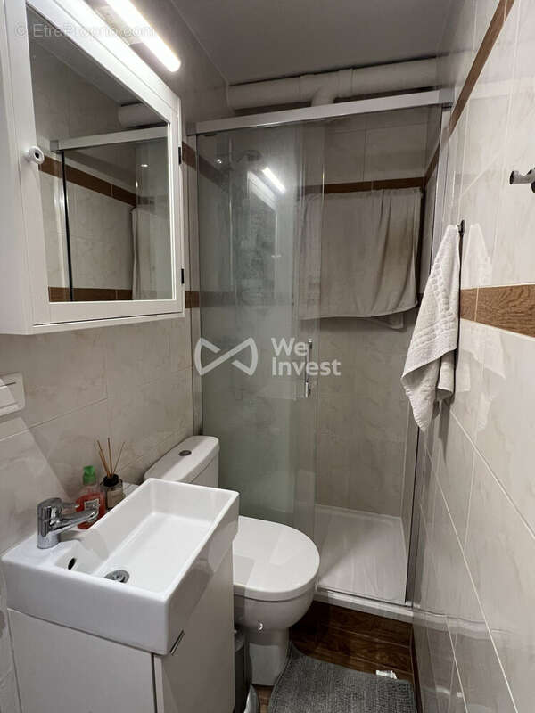 Salle d'eau aVEC wc - Appartement à PARIS-15E