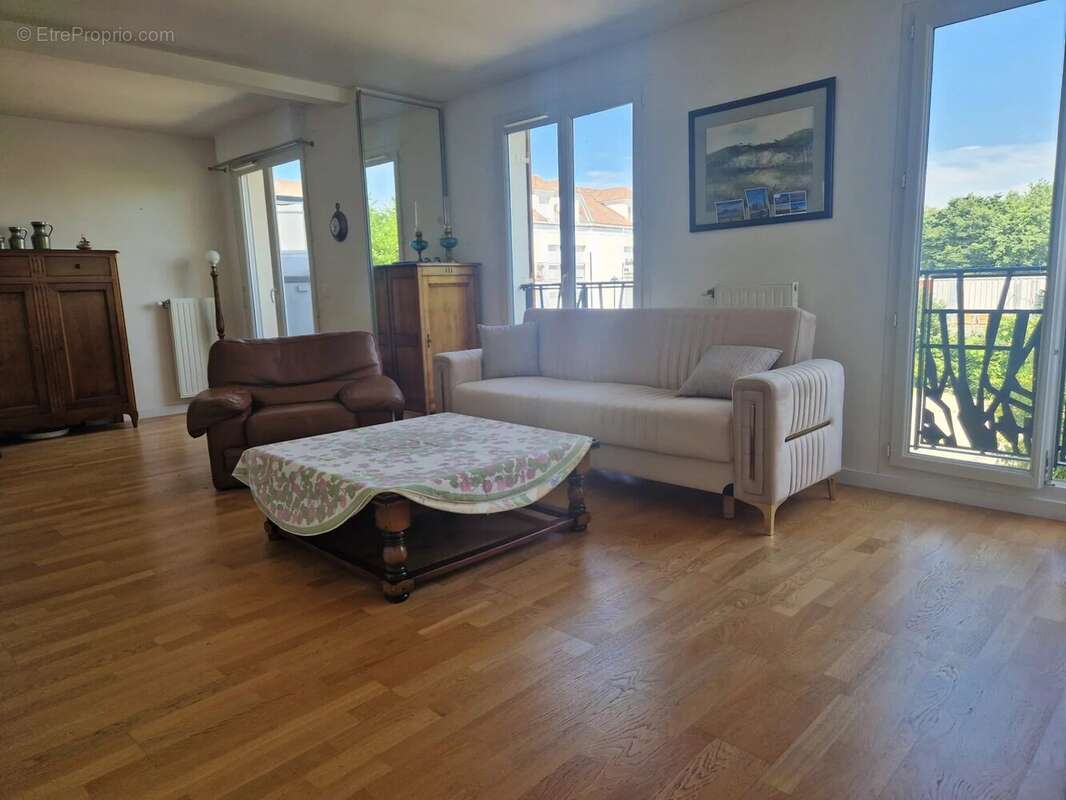 Appartement à VOISINS-LE-BRETONNEUX