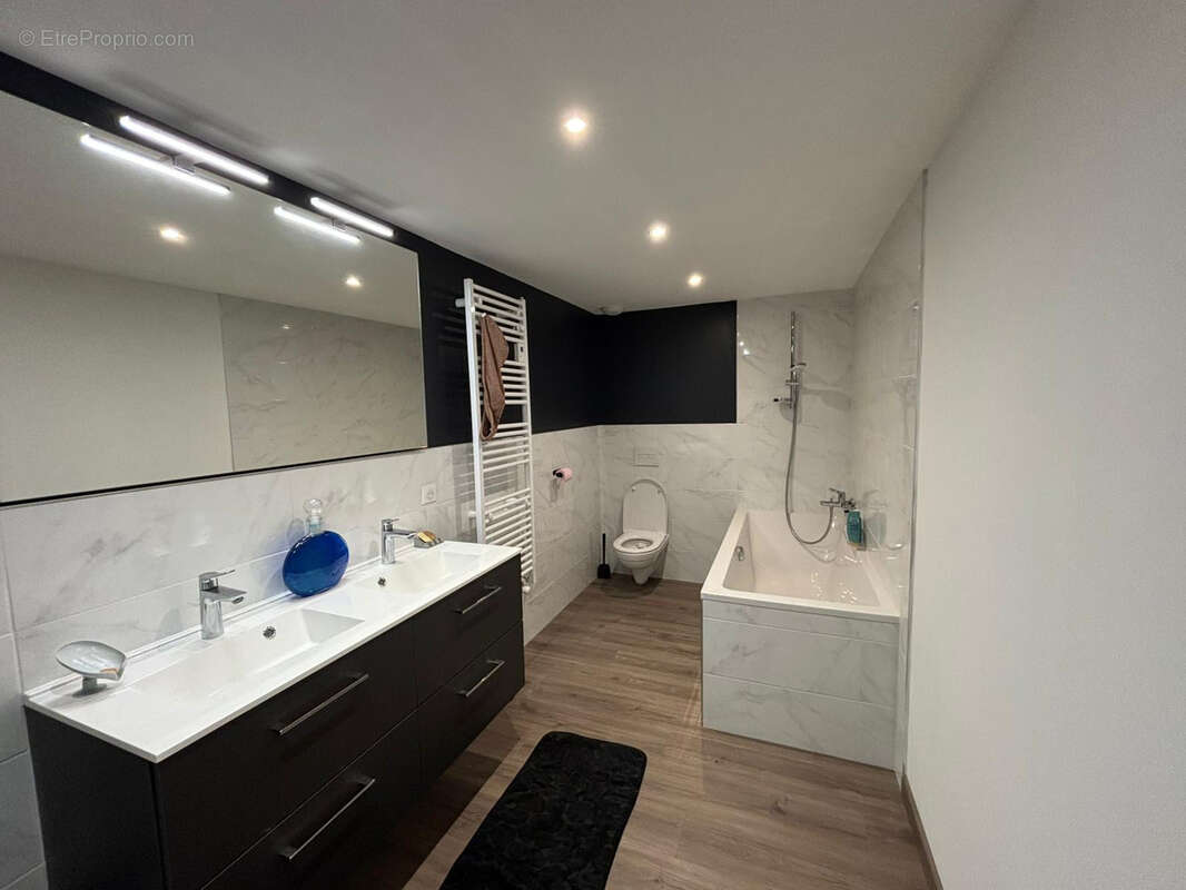 Maison à BAGE-LE-CHATEL