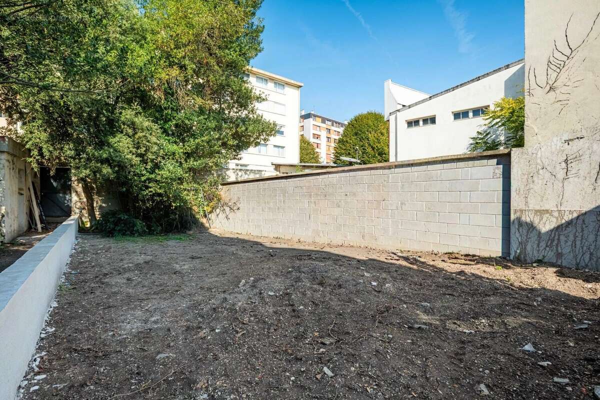 Terrain à NANTERRE