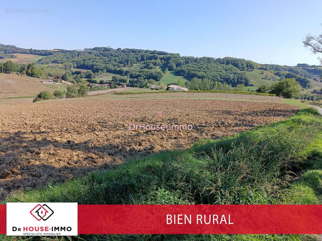 Terrain à SAINT-HILAIRE-DE-LUSIGNAN