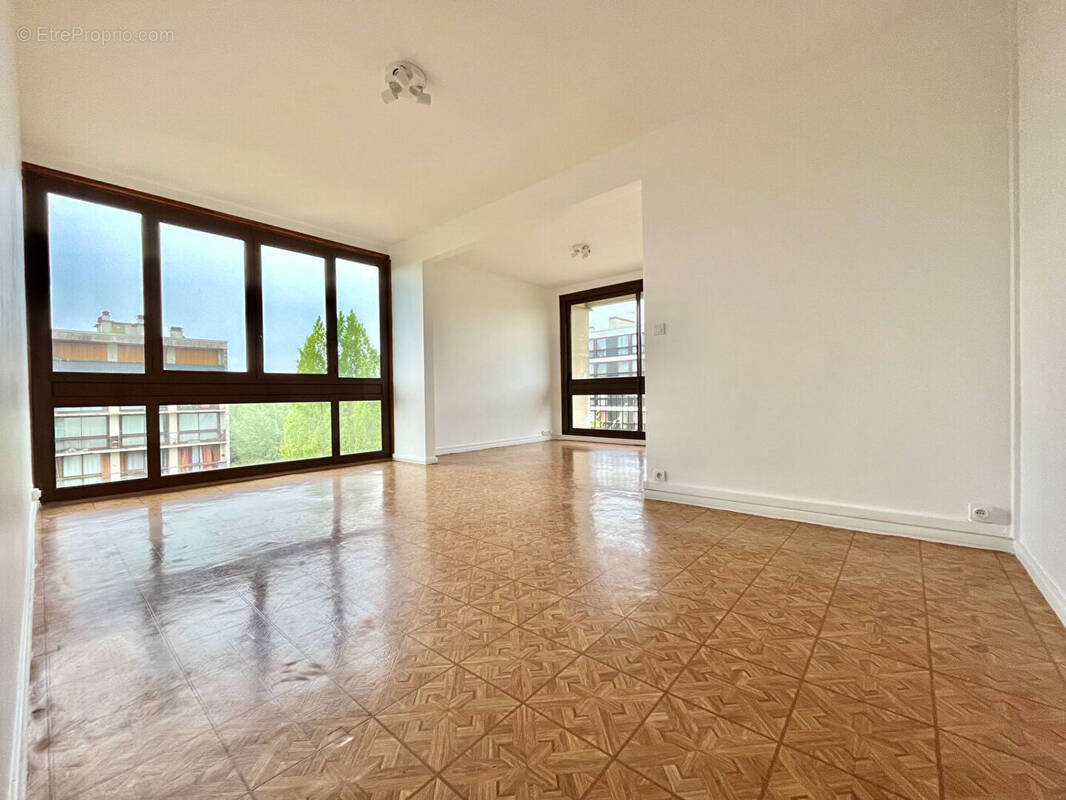 Appartement à FONTENAY-LE-FLEURY
