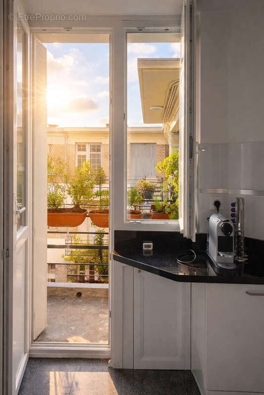 Cuisine orienté plein Est  - Appartement à NEUILLY-SUR-SEINE
