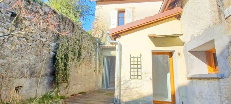 Maison à COLLONGES