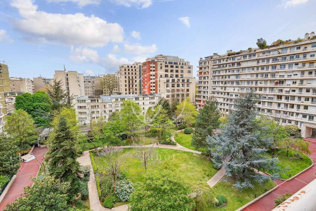 Appartement à PARIS-16E