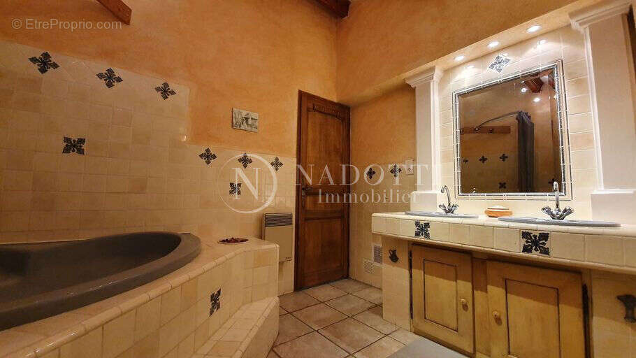 L'isle sur la Sorgue,  en Provence, superbe villa avec piscine sur 1500 m² de terrain clos. - photo 7