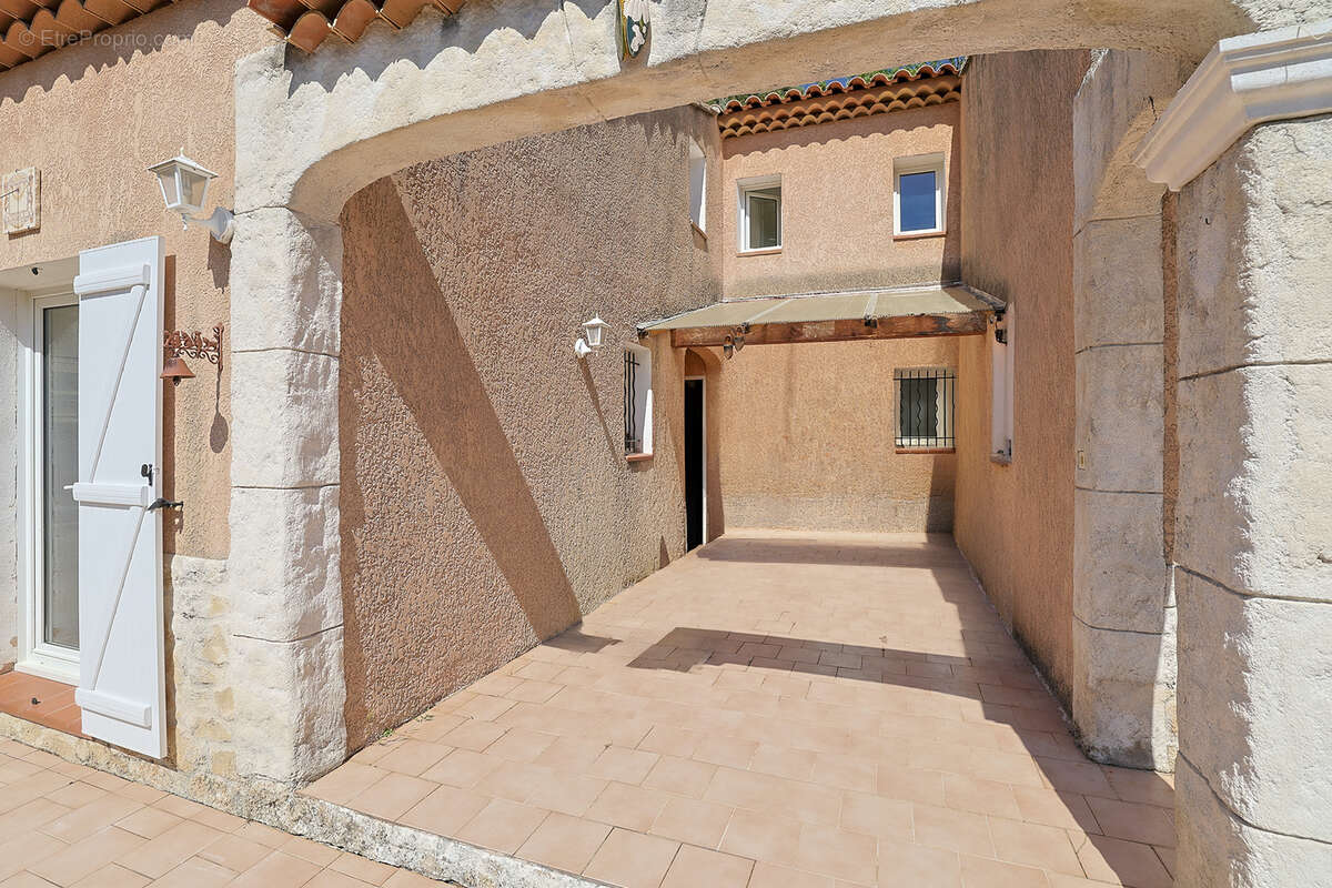 Maison à SOLLIES-TOUCAS