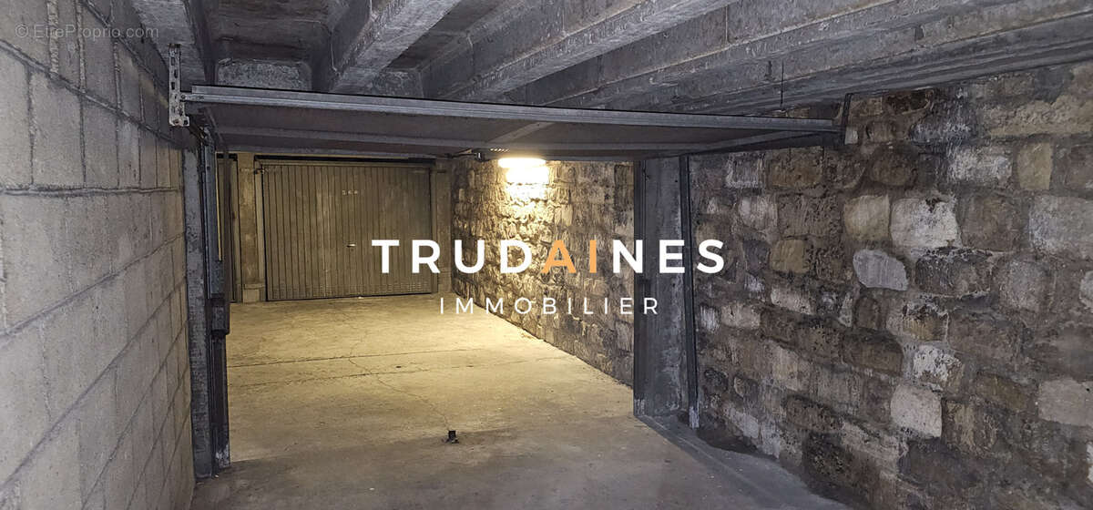 Parking à PARIS-18E