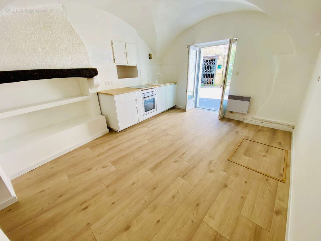Villeneuve les Maguelone - Maison de village T3 de 65m2 plain-pied avec une cour de 20m2 une dependance, une c - photo 6