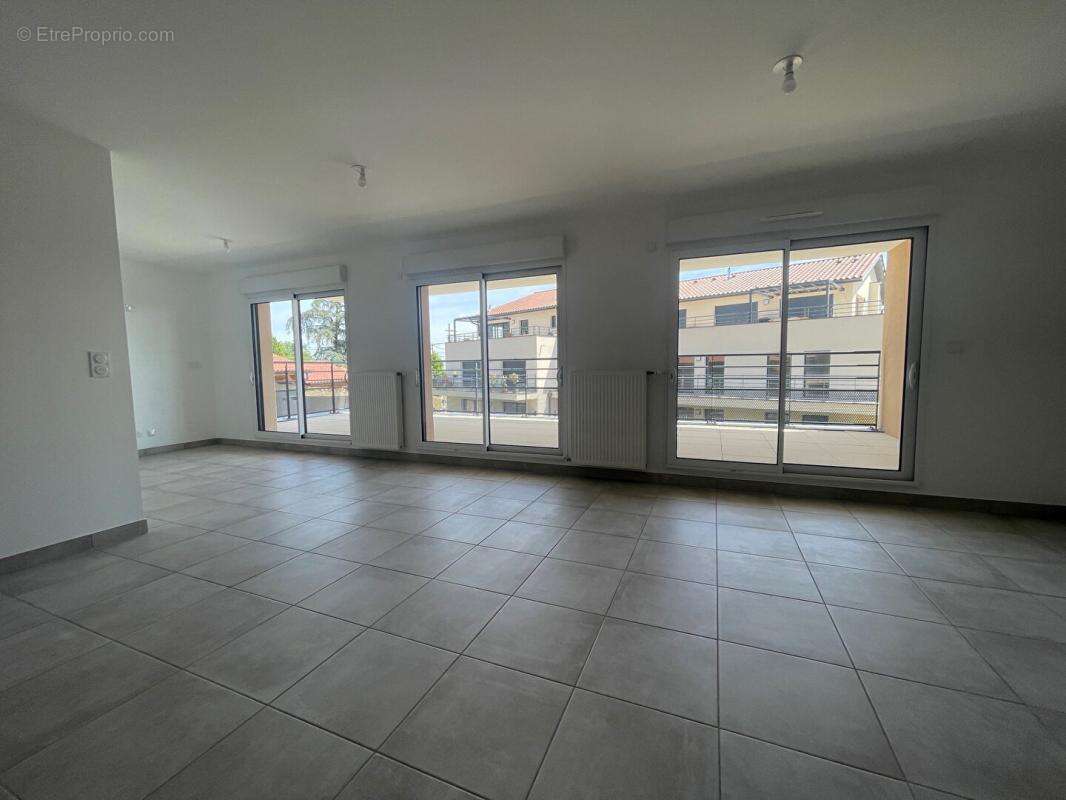 VAUGNERAY Appartement T4  1er étage - Terrasse 22 m² - photo 2