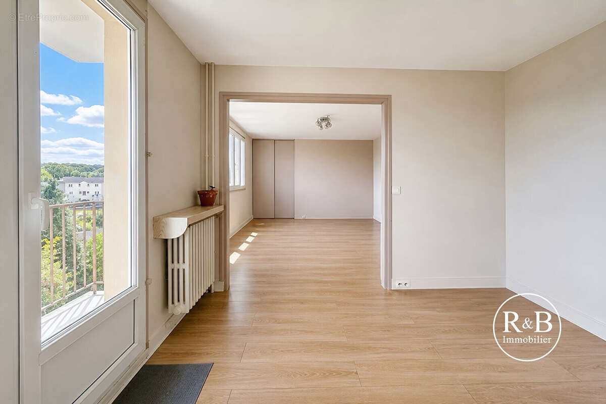 Appartement à LES CLAYES-SOUS-BOIS