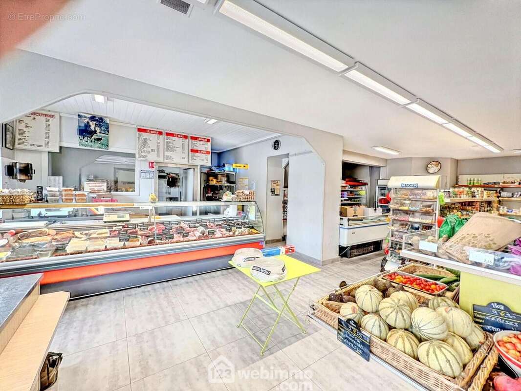 Un espace de vente combinant produits frais et commerce de proximité - Maison à SAINT-ARMEL