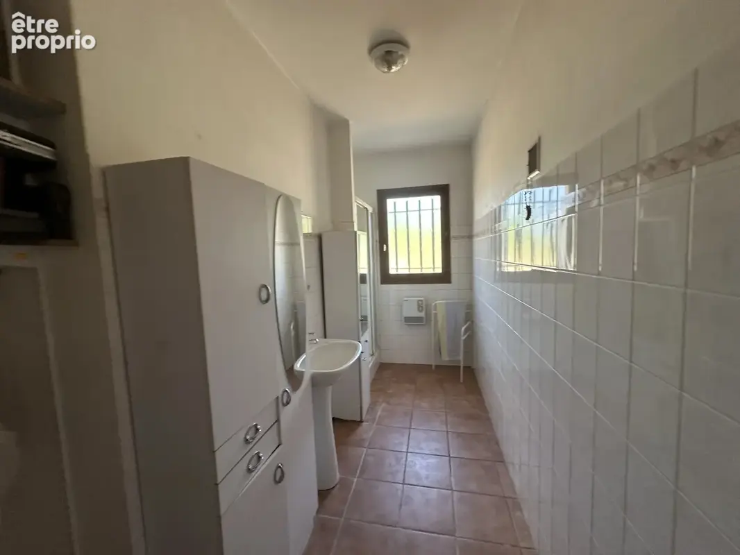 Maison de 196 m² avec double garage et atelier - photo 10