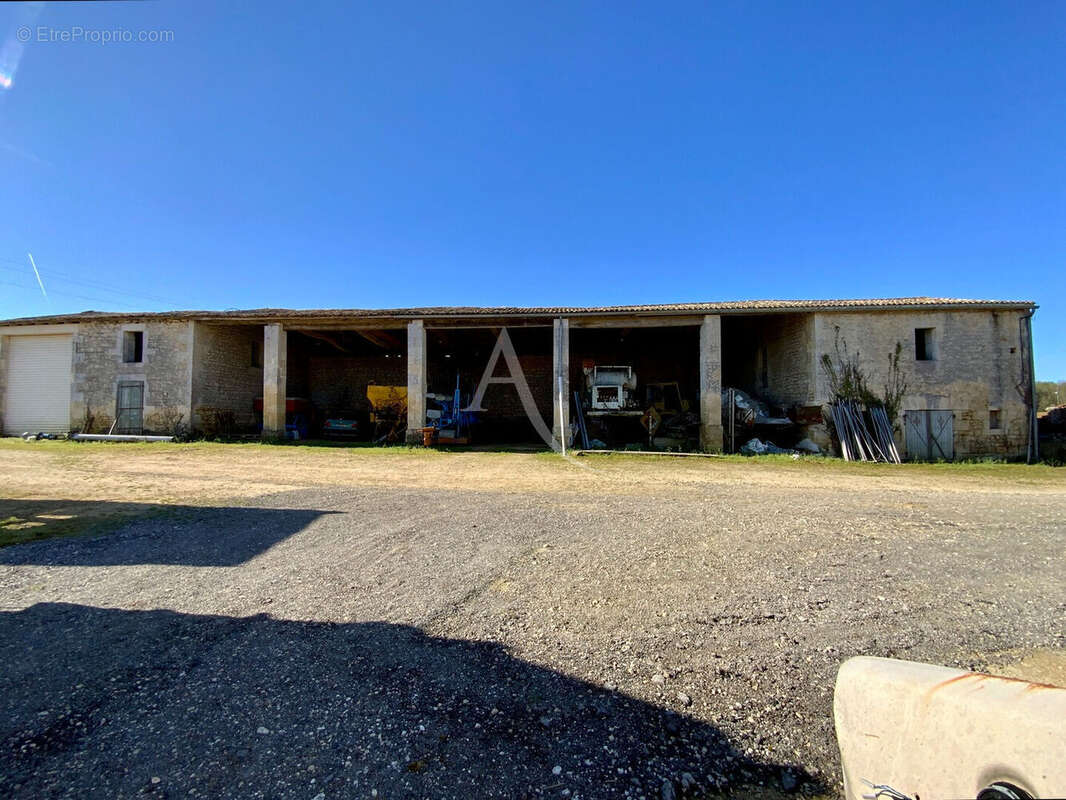 Maison à SAINT-GENIS-DE-SAINTONGE