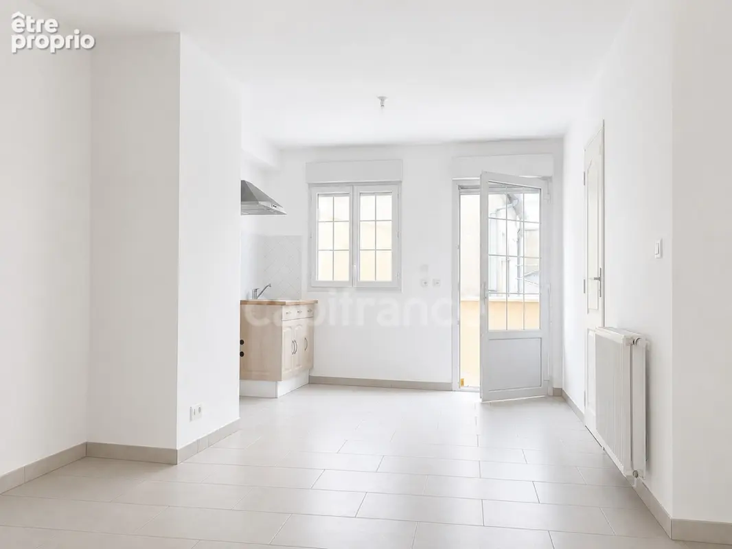 SITUÉ À 10 MINUTES DU MANS - Appartement 2 pièces de plain-pied rénové avec une place de stationnement - photo 1