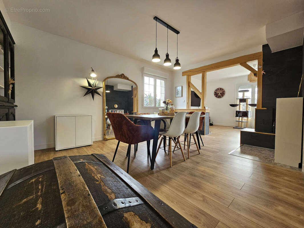 Maison à SAINT-DENIS-DE-L'HOTEL