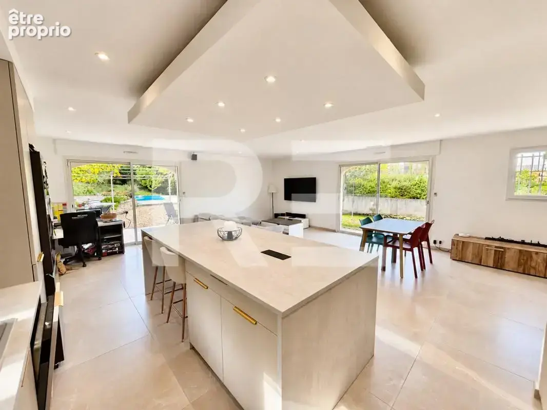 Maison plain pied 135 m2 4 chambres avec piscine et garage 55m2 sur terrain 3000m2 - photo 3