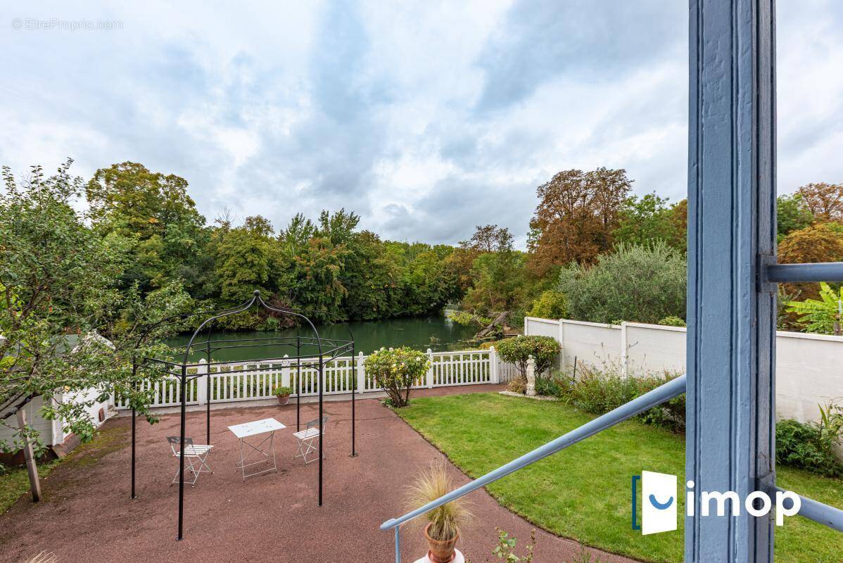 Maison à CHENNEVIERES-SUR-MARNE