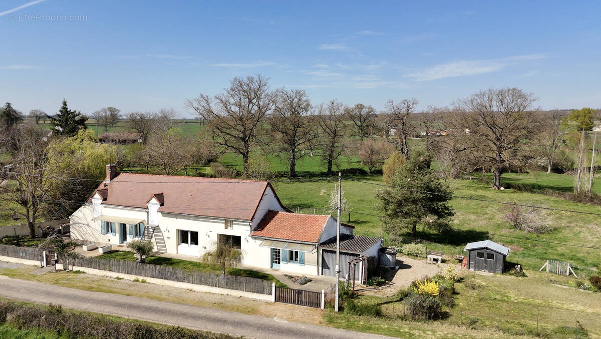 Maison à DENEUILLE-LES-CHANTELLE