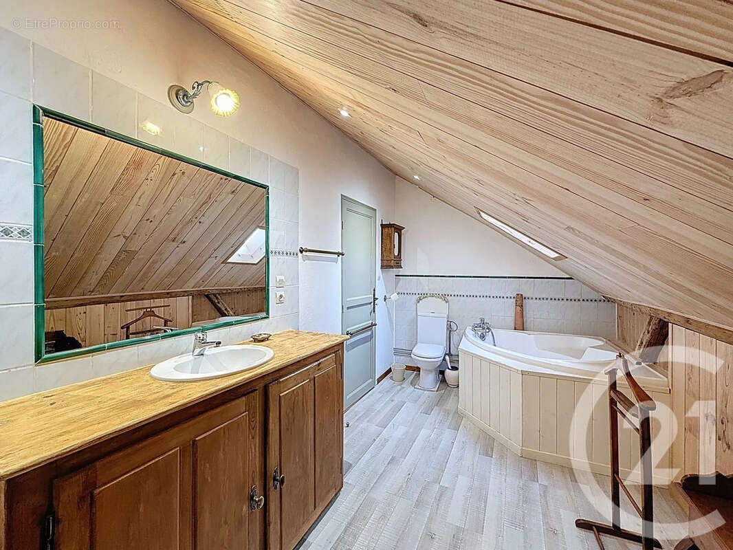 Maison à LA RIVIERE-ENVERSE