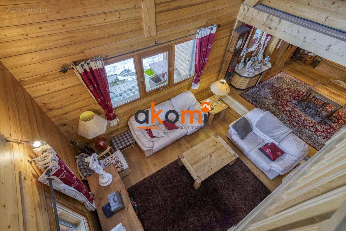 Salon vue de la mezzanine - Maison à LE GRAND-BORNAND