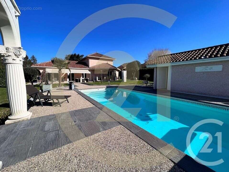 Maison à NIVOLAS-VERMELLE