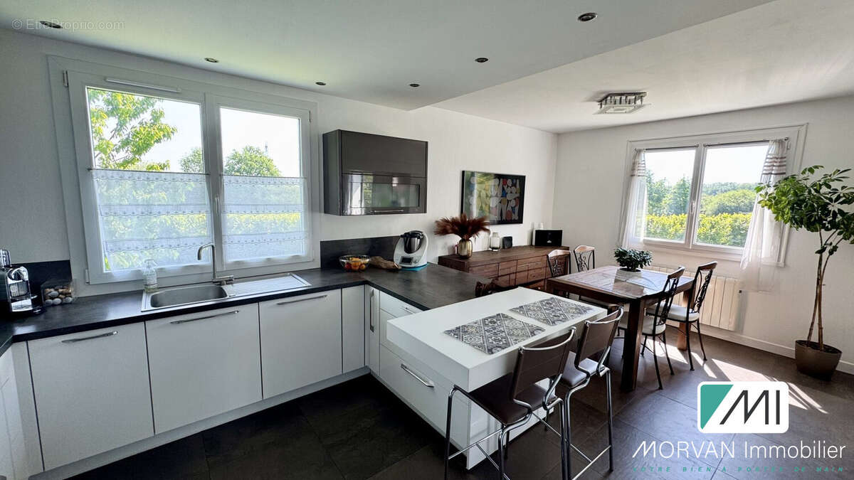 Maison 175 m² à Les Essarts-Le-Roi  - photo 4