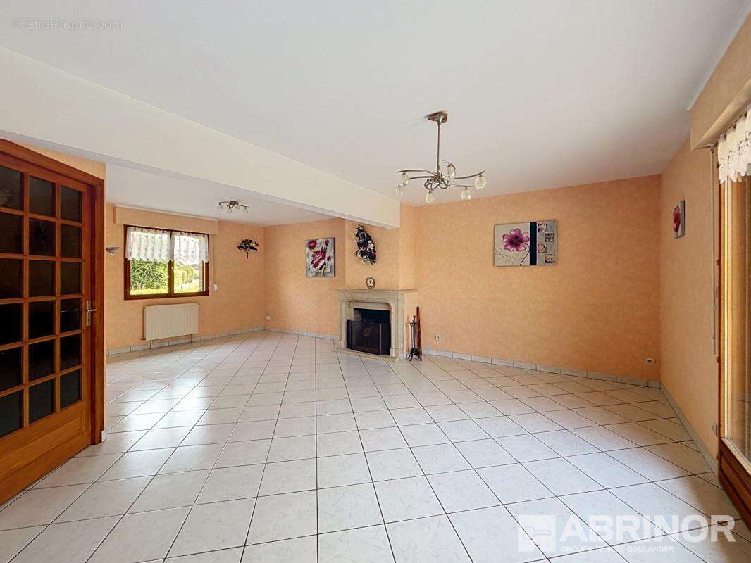 Maison individuelle en briques bâtie sur 697 m² - photo 5