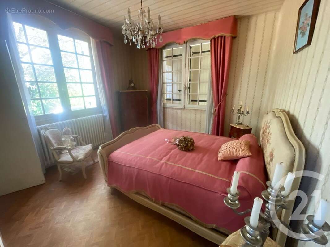 Maison à SAINT-MEDARD-DE-GUIZIERES