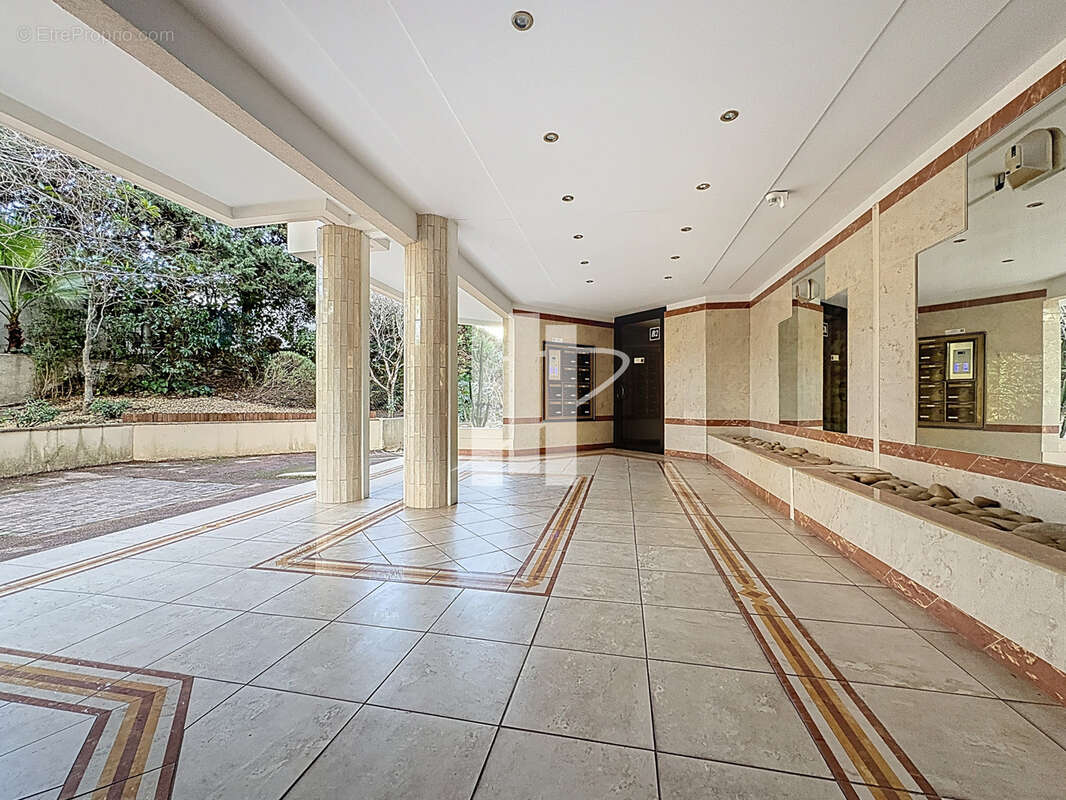 - Appartement type 5 Pièces  - Cœur de Boulouris - Résidence Prestigieuse - - photo 15