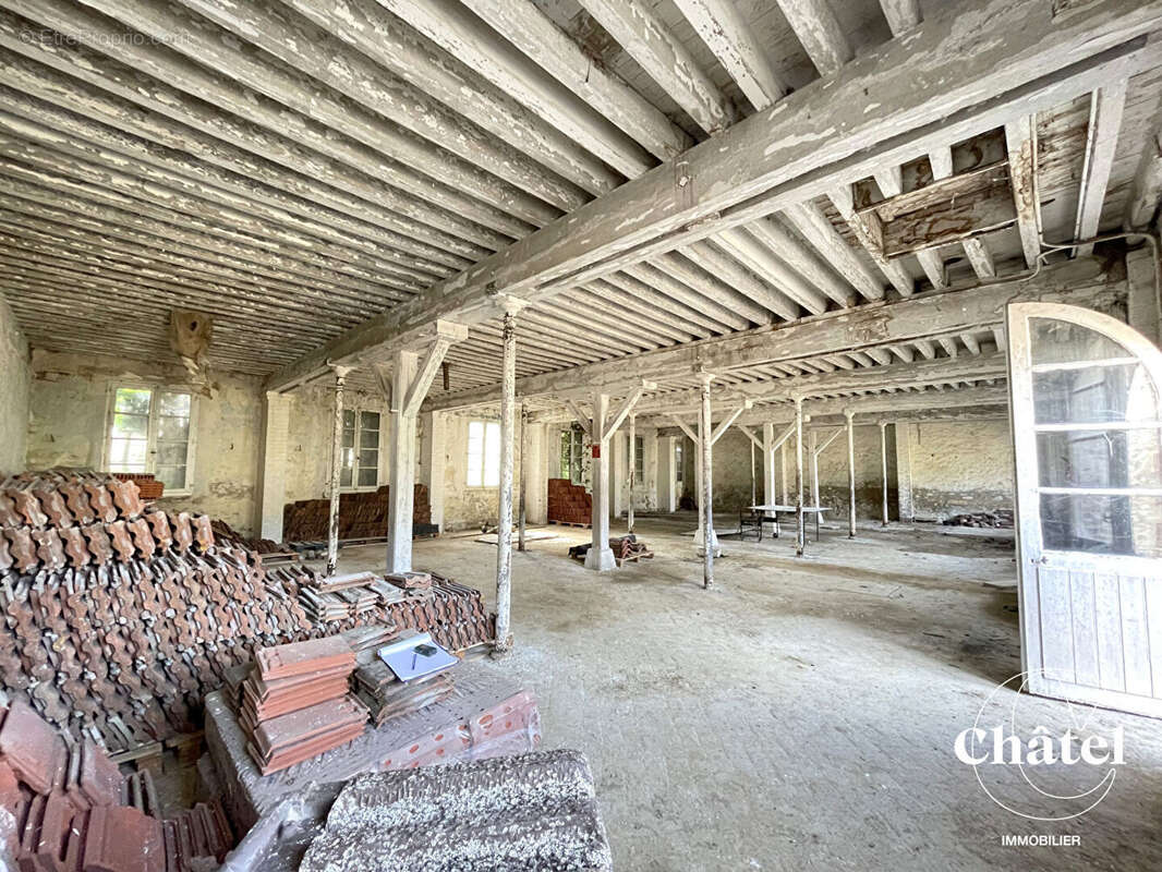 Proche Nanteuil le Haudouin - Grange pour stockage - photo 3