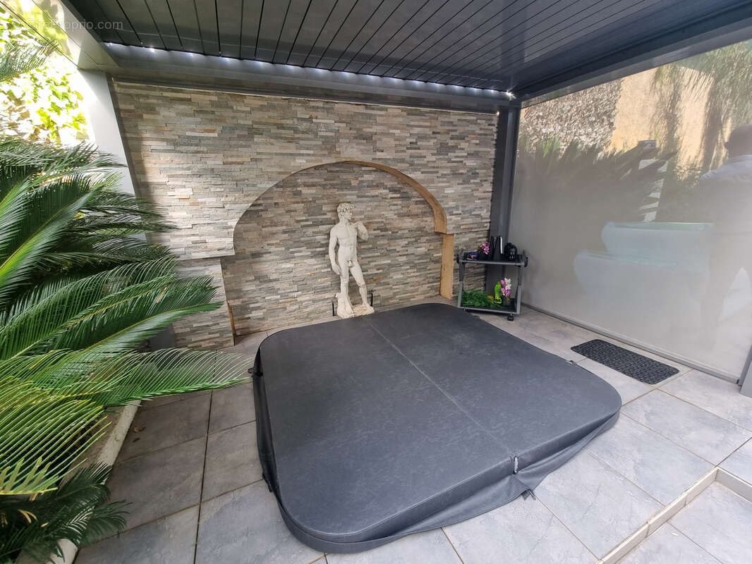 Limite mandelieu ville t4/t5 de 150m2 vue mer panoramique jardin entourant jacuzzi garage - photo 37