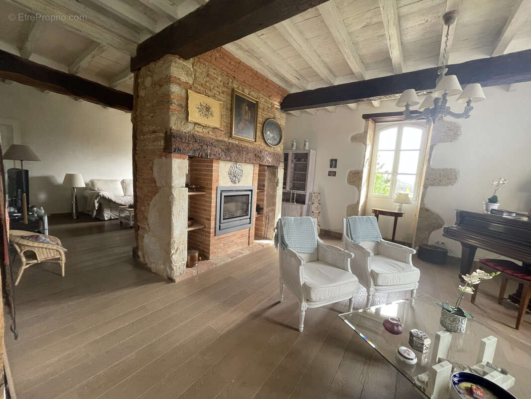 maison de maitre avec piscine intérieur et dependances aménagéables - photo 9