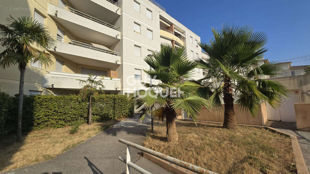 Lumineux T2 de 42m2 avec terrasse, garage, gardien et piscine. - photo 12