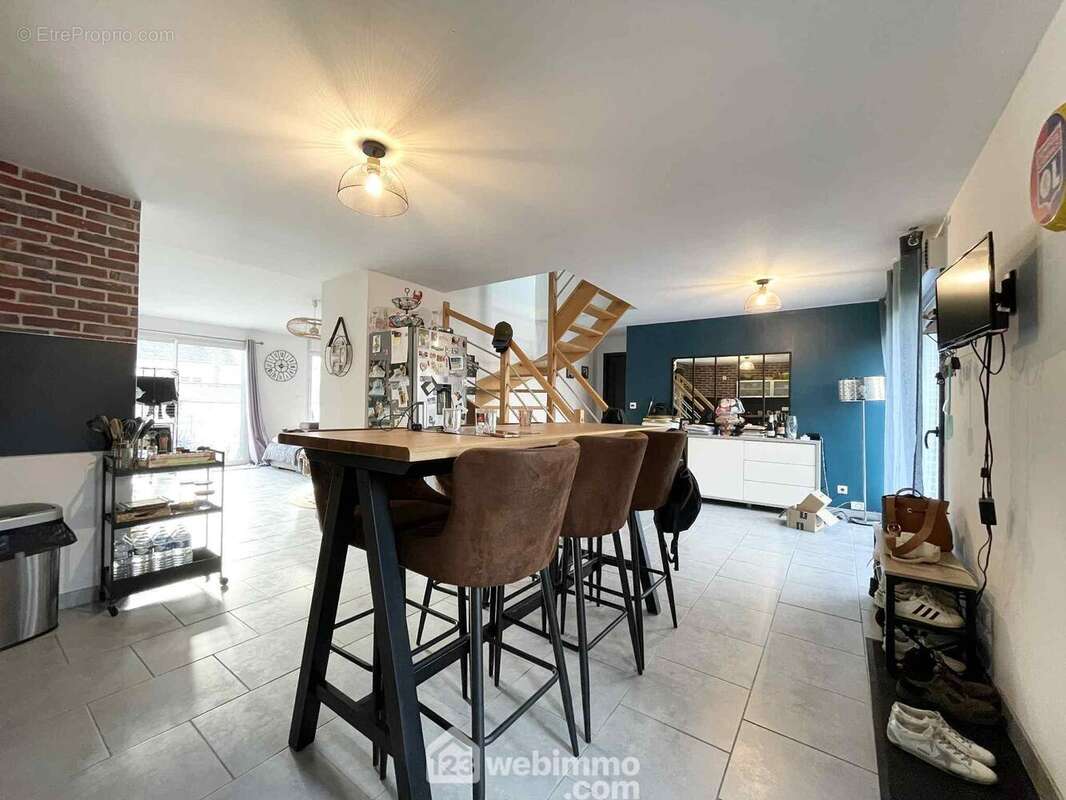 A ses côtés, la salle à manger de 28 m² - Maison à CRECY-SUR-SERRE