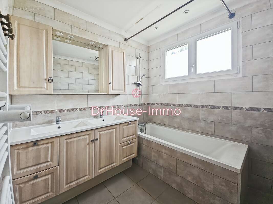 Maison à MONTROND-LES-BAINS