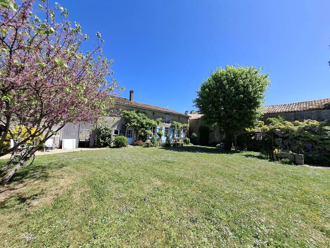 Charmante ferme rénovée dans un hameau paisible avec de magnifiques jardins - photo 10