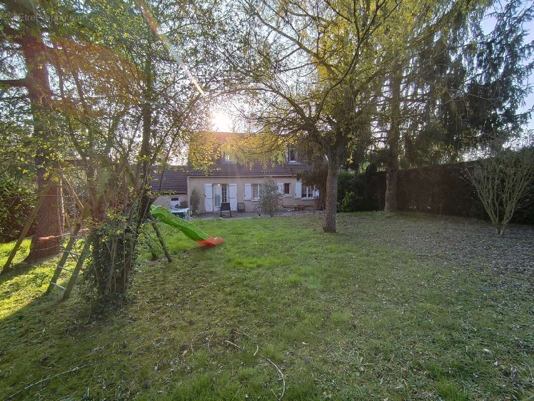 Maison à VALLANGOUJARD